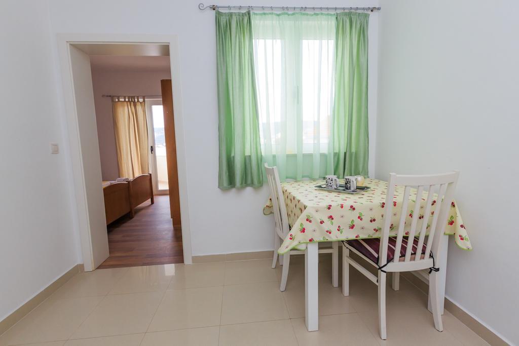 Apartments Rogulj Рогозница Стая снимка