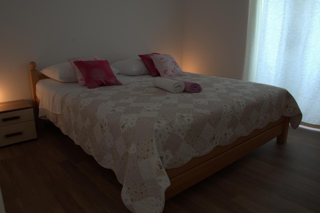 Apartments Rogulj Рогозница Екстериор снимка